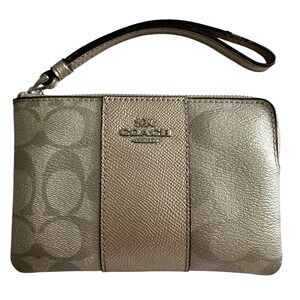 Coach Women's Wristlet Boxed Sig CZip in SV/Platinum